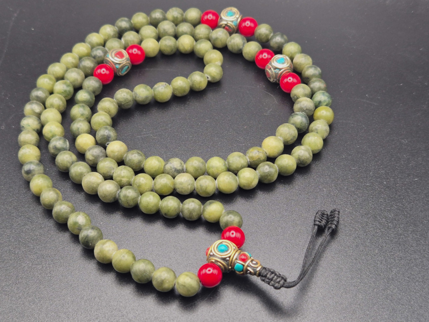 Jade Mala-Kette (Nephrit) in sanften Grüntönen | 108+1 Perlen | ca. 8mm